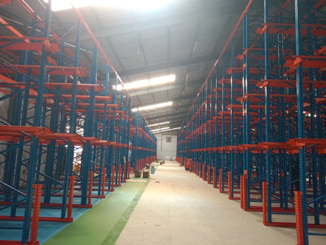 Rak drive-in Perkasa Racking terpasang di gudang